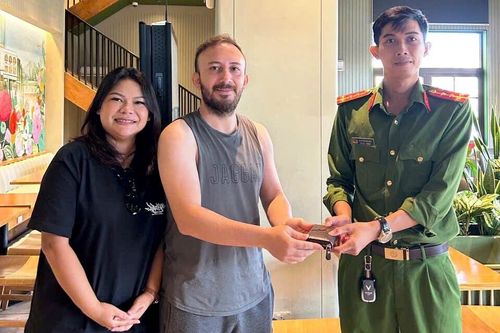 Phú Quốc hỗ trợ du khách Thổ Nhĩ Kỳ tìm lại ví đánh rơi