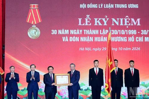 Tiếp tục đóng góp vào phát triển lý luận, hoàn thiện đường lối lãnh đạo, cầm quyền của Đảng