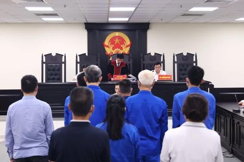 Hoãn phiên tòa xử cựu Phó Chủ tịch tỉnh Thanh Hóa Lê Đức Giang và 10 bị cáo