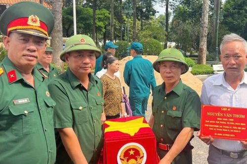 Xúc động tiễn đưa hài cốt liệt sĩ Nguyễn Văn Thơm về quê hương