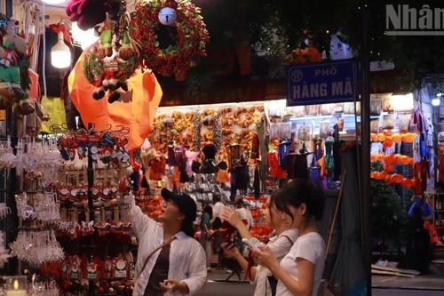 [Ảnh] Phố Hàng Mã rực rỡ sắc màu, thu hút nhiều bạn trẻ