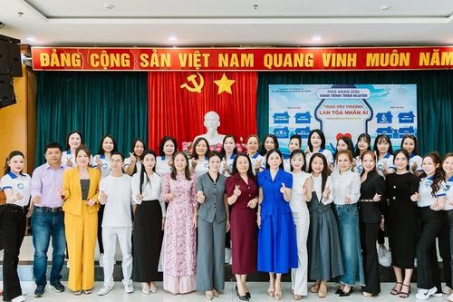 Thí sinh Miss Asian 2026 cùng Hội Liên hiệp Phụ nữ phường Quy Nhơn tặng quà phụ nữ khó khăn