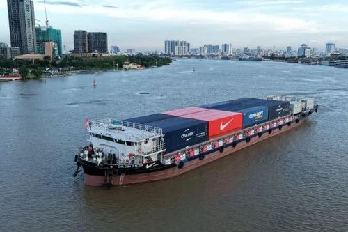 Sà lan điện mở hướng giảm phát thải trong chuỗi logistics
