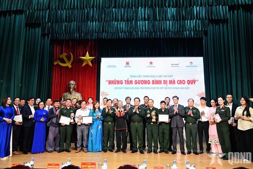 Tôn vinh và nhân rộng những tấm gương bình dị mà cao quý
