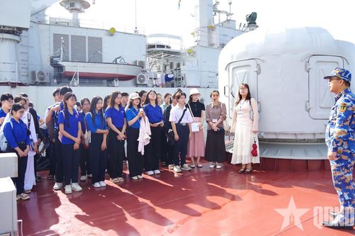Vùng 3 Hải quân giúp học sinh có thêm kiến thức về biển, đảo
