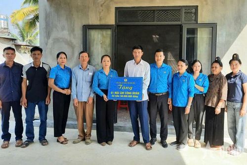 Điện Biên: Trao hỗ trợ 'Mái ấm Công đoàn' tặng đoàn viên có hoàn cảnh khó khăn