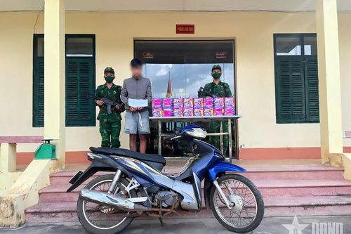 Đồng Nai: Bắt đối tượng vận chuyển trái phép 24kg pháo nổ qua biên giới