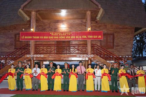 Binh đoàn 15 khánh thành, bàn giao Nhà rông văn hóa xã Ia Tôr, tỉnh Gia Lai