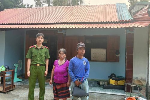 Công an xã hỗ trợ công dân đi lạc về với gia đình