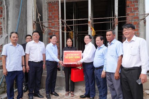 Phó Thủ tướng Hồ Quốc Dũng thăm, tặng quà người dân khu tái định cư Núi Cấm