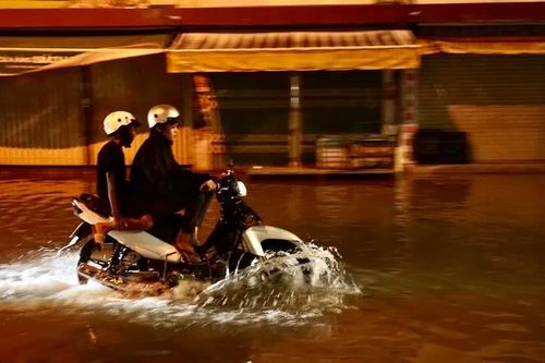 Nam bộ nắng nóng, triều cường tại TPHCM vượt báo động 3
