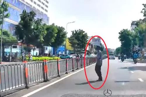 Nhiều trường hợp đi bộ bị tai nạn vì qua đường sai