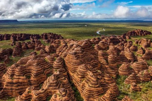Dãy núi sọc cam đen kỳ lạ như đến từ hành tinh khác ở Australia