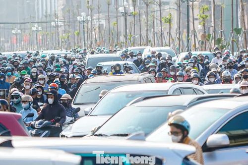 Vành đai 2,5 thông xe kỹ thuật, xe máy tràn lên vỉa hè, ô tô nối hàng dài