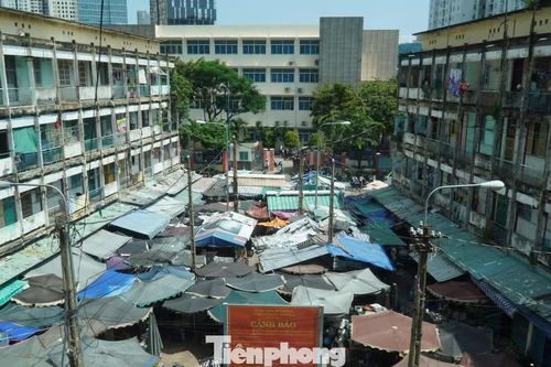 Hàng trăm người 'bám trụ' trong khu chung cư chờ sập ở TPHCM