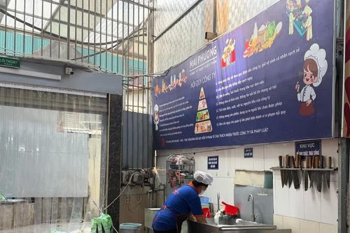 Công an xác minh kho hàng nghi chứa thực phẩm bếp ăn trường học