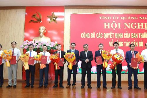 Công bố nhiều quyết định về điều động, luân chuyển cán bộ ở Quảng Ngãi