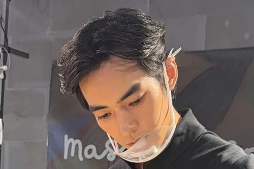 Chàng trai bán cơm gà ở chợ đêm gây chú ý, quán tăng doanh thu 100 lần
