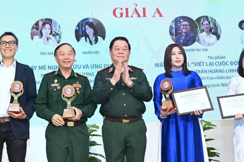 Tôn vinh những tấm gương bình dị mà cao quý
