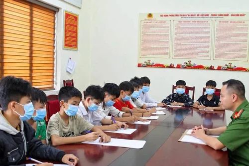 Nhóm thiếu niên ném đá vào xe khách trên cao tốc bị triệu tập, xử lý