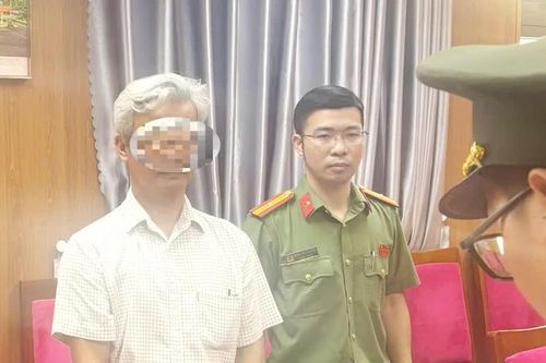 Bắt tạm giam giám đốc trung tâm tiếng Anh vì 'thổi phồng' chương trình học