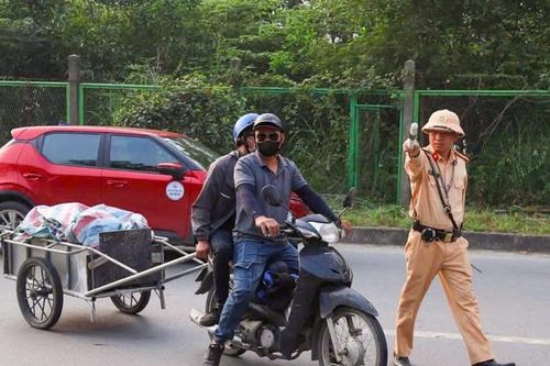 Xe máy cũ nát, xe tự chế kéo chở hàng và rủi ro tai nạn giao thông