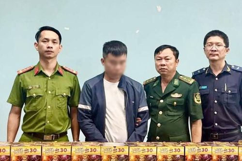 Bắt giữ đối tượng vận chuyển pháo nổ trái phép