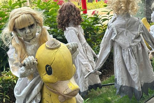 Rùng mình trang trí Halloween ở Hà Nội, tiểu thương Hàng Mã lý giải bất thường