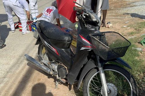Nữ tài xế lái ô tô tông xe máy chở 3 người, bé gái 10 tuổi tử vong