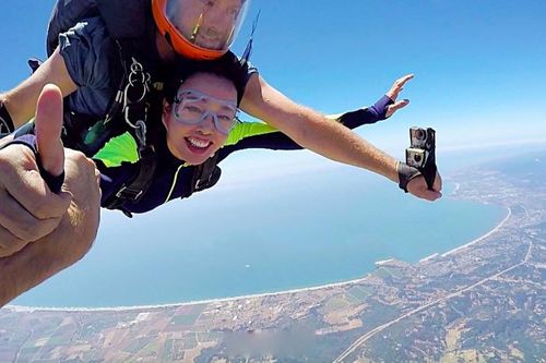 'Võ Tắc Thiên' Lưu Hiểu Khánh gây sốc với màn nhảy dù ở độ cao 4.572m