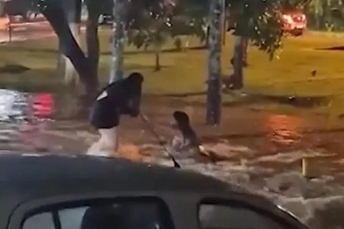 Cố cứu nhau, 2 cô gái bị dòng nước lũ cuốn trôi