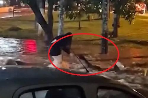 Cô gái cứu bạn giữa dòng lũ dữ, cả hai tử vong thương tâm