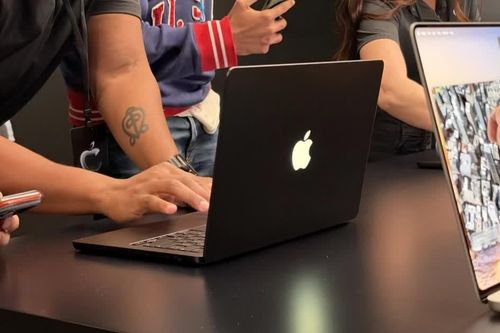 MacBook Pro lần đầu có màn hình OLED cảm ứng, logo quả táo phát sáng “tái sinh”