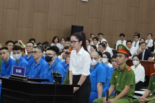 Bạn gái Mr Pips kể việc mang tiền xuống sảnh chung cư đổi lấy túi vàng