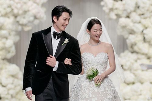 Shin Min Ah tiết lộ cuộc sống hôn nhân ngọt ngào với Kim Woo Bin sau 10 năm yêu nhau