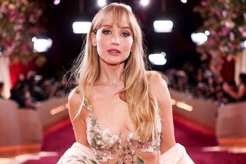 Jennifer Lawrence gây bất ngờ khi công khai phẫu thuật thẩm mỹ
