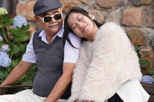 NSND Việt Anh xuất hiện bên vợ kém 36 tuổi, thừa nhận áp lực mới