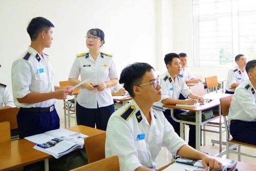 Nữ giảng viên Hải quân sáng tạo trong từng giờ dạy ngoại ngữ