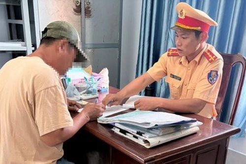 Chở cá để nước chảy xuống đường, một tài xế bị CSGT mời làm việc