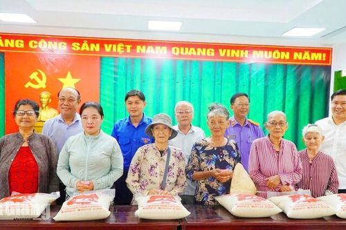 Trao 3,18 tấn gạo cho hộ khó khăn