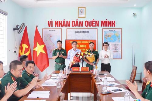 Bàn giao chức vụ Chính trị viên Ban Chỉ huy Quân sự phường Bàn Thạch