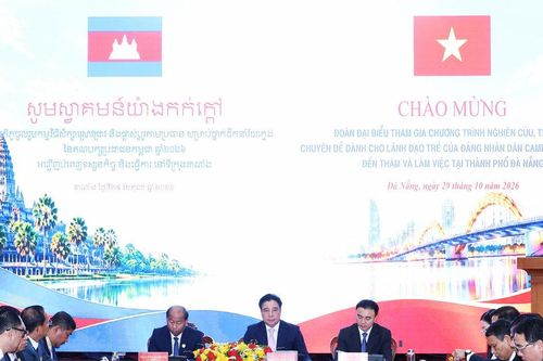 Phó Bí thư Thường trực Thành ủy Nguyễn Khắc Toàn tiếp Đoàn lãnh đạo trẻ Đảng Nhân dân Campuchia