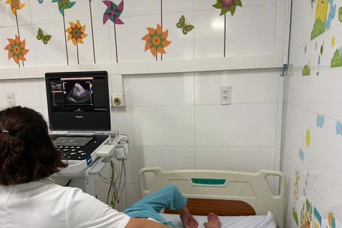Thay van động mạch chủ qua đường ống thông cho cụ bà 89 tuổi