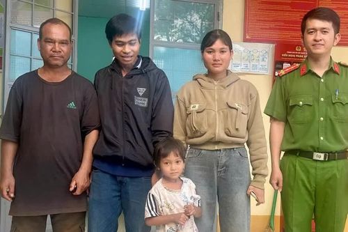 Công an xã Ia Hrung kịp thời tìm người thân của bé gái 5 tuổi đi lạc
