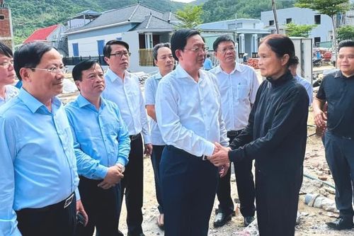 Phó Thủ tướng Chính phủ Hồ Quốc Dũng thăm, tặng quà cho người dân khu tái định cư Núi Cấm