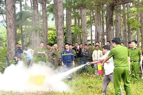 Huấn luyện nghiệp vụ phòng cháy chữa cháy cho lực lượng dân phòng khu vực Mang Yang