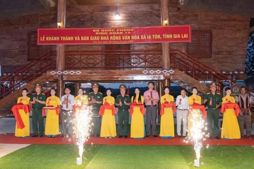 Binh đoàn 15 bàn giao nhà rông văn hóa và công trình “Sao sáng buôn làng”
