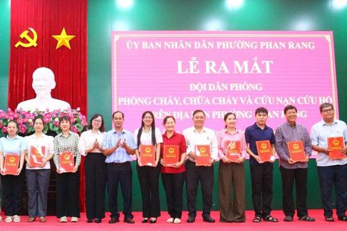 Phường Phan Rang ra mắt Đội dân phòng phòng cháy, chữa cháy và cứu nạn cứu hộ