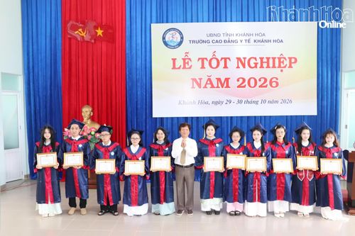 Trường Cao đẳng Y tế Khánh Hòa trao bằng tốt nghiệp cho 382 học sinh, sinh viên