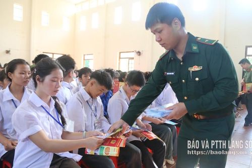 Nâng nhận thức pháp luật cho học sinh vùng biên